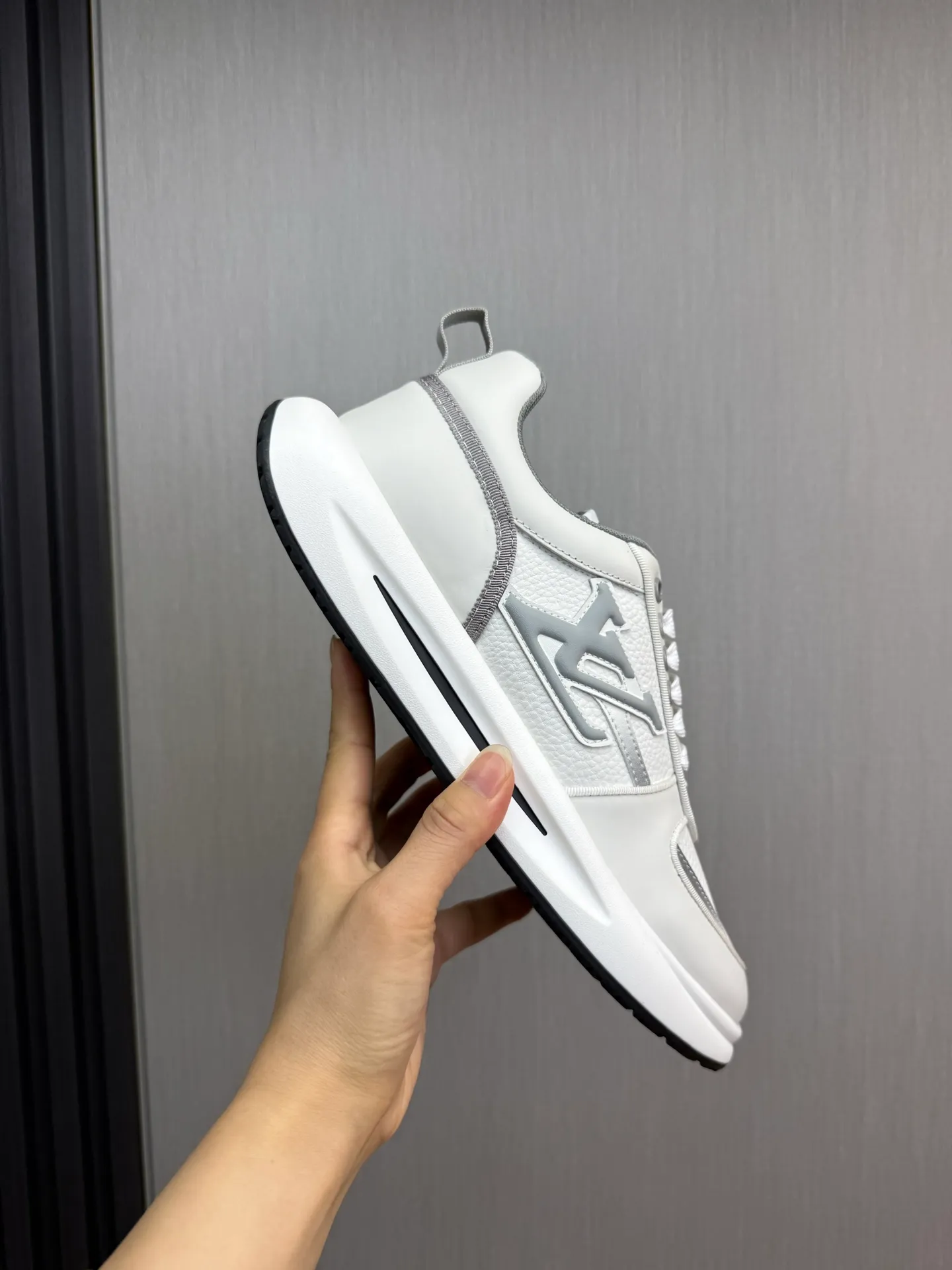 Men's shoes 💰820💰 Lv. Top purchasing agent 🇮🇹 Louis Vuitton, sports shoes counter synchronization, uppers imported from Italy, high-quality splicing and complex handicrafts, imported mesh pads are soft and comfortable, soles: original factory special soles, TPU exclusive movable molded soles super comfortable, original factory single goods, 🔍🔍high quality, you can enter and exit the counter at will, welcome to compare, code number 38-44 (Customized 38.45)